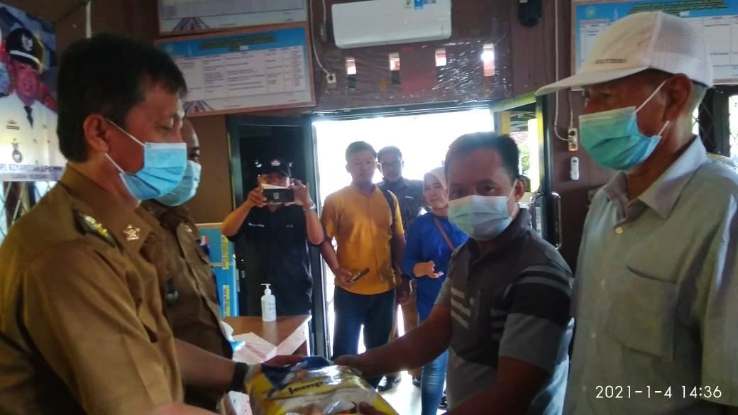 Keterangan foto: Penyerahan sembako Secara simbolis kepada LK dan RT