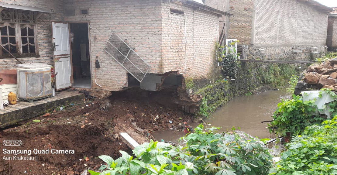 Hujan Deras! Satu Rumah di Sukamandi Kelurahan Bumi Agung Ambrol di Terjang Air
