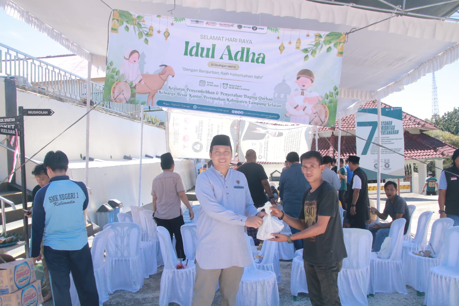 Momen Idul Adha, ATR/BPN Lamsel Bagikan Daging Kurban ke Masyarakat